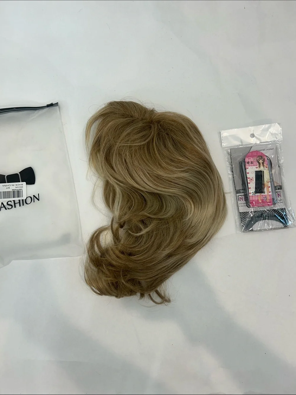 Blonde highlight medium Women’s synthetic hair wig new w tag, cap, & Bobby pins